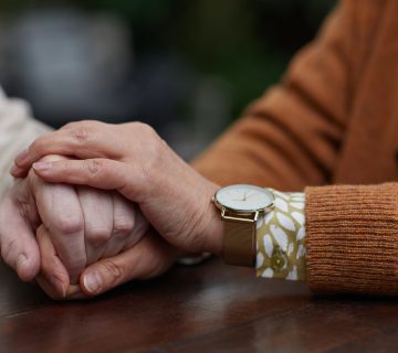 umschlossene Hände zweier Personen