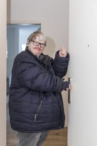 Hartwig schließt seine eigene Wohnungstür auf 
