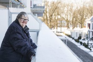 Hartwig steht auf seinem neuen Balkon 