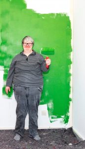 Hartwig streicht seine Wand grün 
