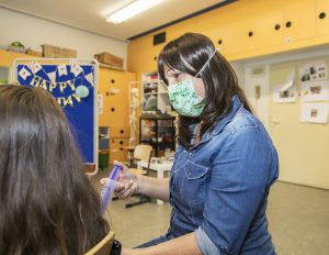 Pädagogische Hilfskraft spielt "Arzt" mit Mädchen 
