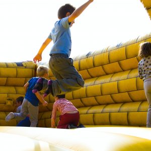 Kinder springen auf einer Hüpfburg