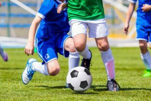 Die beine von zwei Fußballern in action