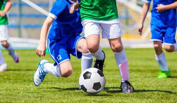 Die beine von zwei Fußballern in action