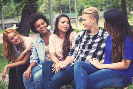 Junge Frauen und Männer aus unterschiedlichen Ländern im Gespräch
