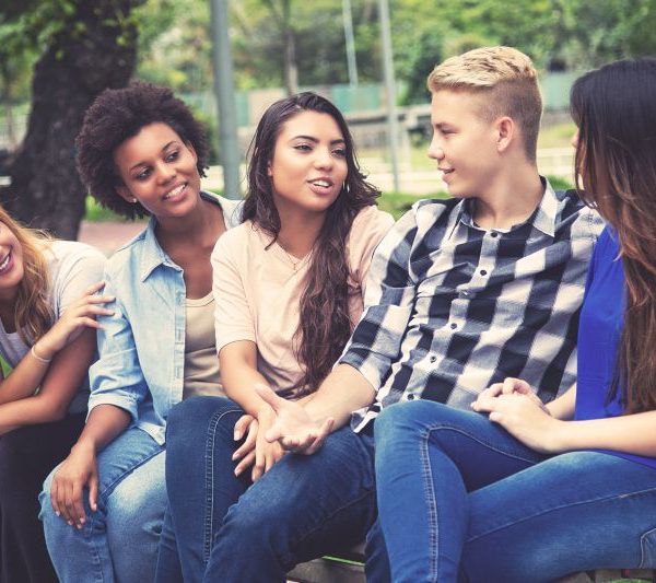 Junge Frauen und Männer aus unterschiedlichen Ländern im Gespräch