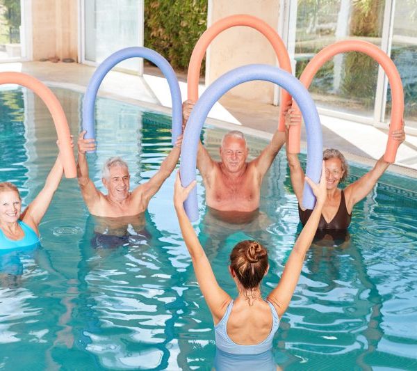 Senioren Gruppe macht Aquagymnastik
