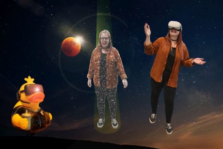 Eine junge Frau in einer virtuellen Welt und eine Quietsche-Ente mit VR-Brille