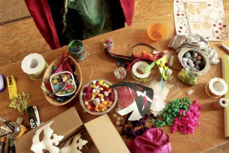 Tisch mit bunten Bastelutensilien