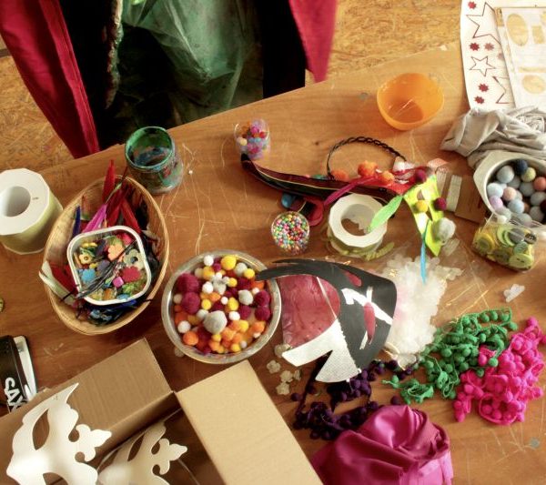 Tisch mit bunten Bastelutensilien