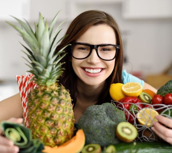 teenager umarmt obst und gemüse