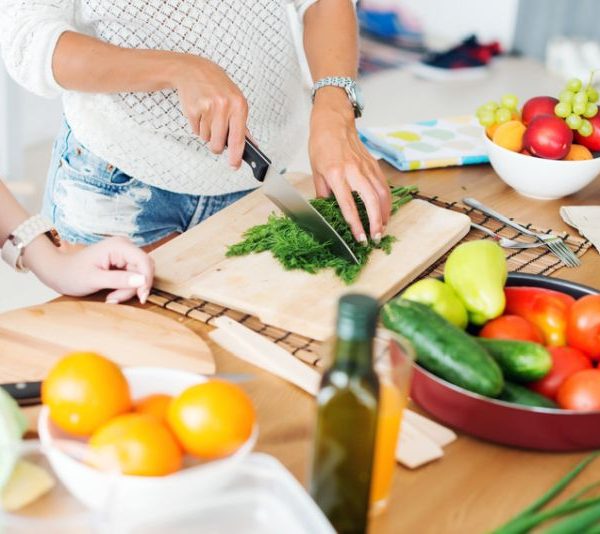 Ein Mensch schneidet Gemüse.