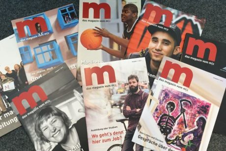 Verschiedene Ausgaben eines Magazins ausgebreitet