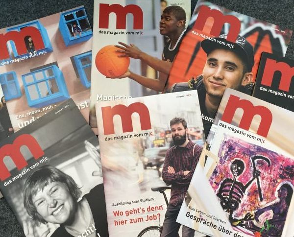 Verschiedene Ausgaben eines Magazins ausgebreitet