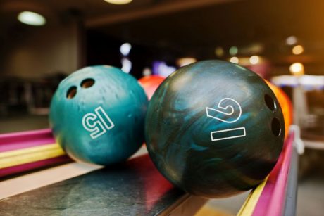 Zwei Bowlingkugeln mit den Nummern 15 und 91.