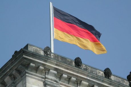 die deutsche Flagge weht über einem Gebäude.
