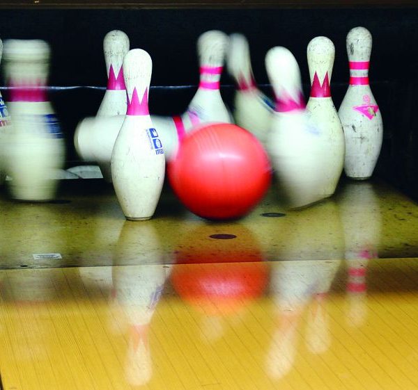 Ein Kegelkugel trifft die Kegel-Pins