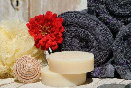 Graue Handtücher, handgemachte Seifen, Massageschwamm