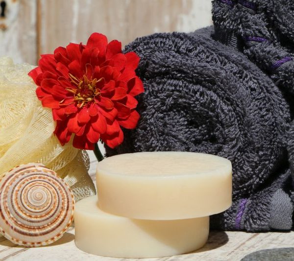 Graue Handtücher, handgemachte Seifen, Massageschwamm