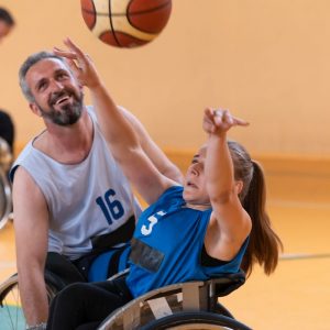 Eine Frau und ein Mann beim Rollstuhlbasketball