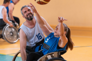 Ein Mann und eine Frau beim Rollstuhl-Basketball