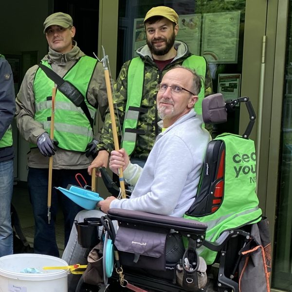 Andy Müller macht mit beim Müll-Sammeln