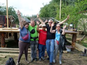Gruppe jubelnder Menschen