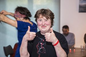 Frau zeigt zwei Daumen hoch