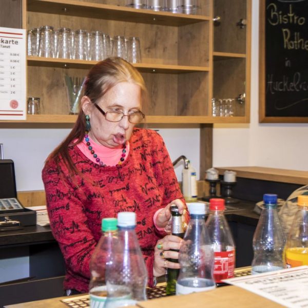 Katrin Baschulewski arbeitet am Tresen bei der Disko