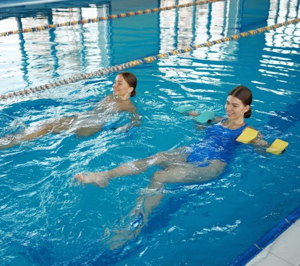 Zwei Frauen in einem Schwimmbecken