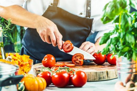 Eine Person schneidet Tomaten