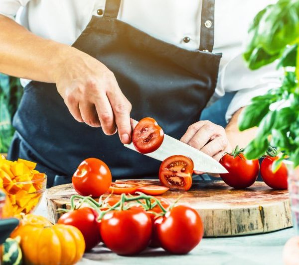 Eine Person schneidet Tomaten