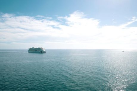 Ein Kreuzfahrtschiff auf hoher See