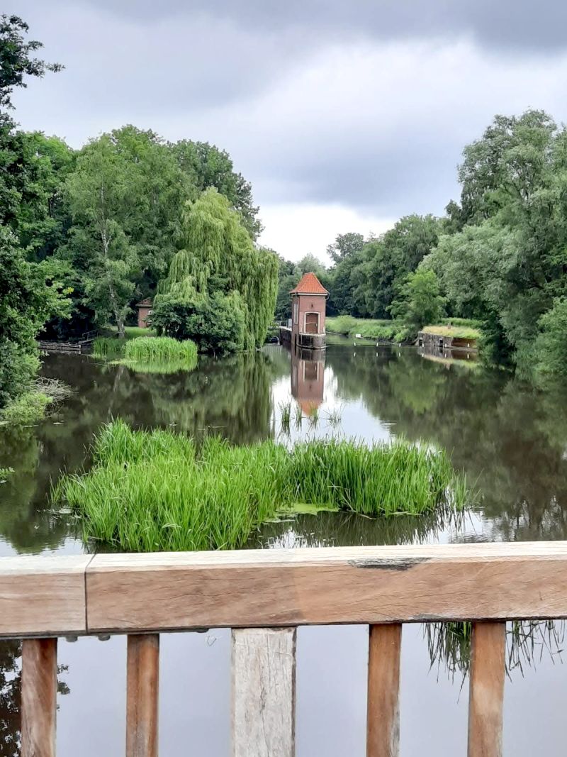 Ein See im Grünen mit kleinen Häuschen