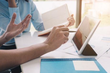 Hände tun etwas auf einem Tablet