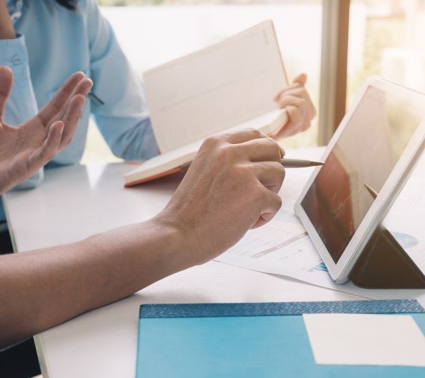 Hände tun etwas auf einem Tablet