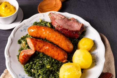 Grünkohl mit Pinkel und Kassler und Kartoffeln