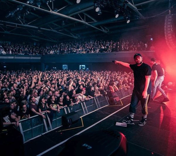 Eine Hip-Hop-Band vor voller Hütte