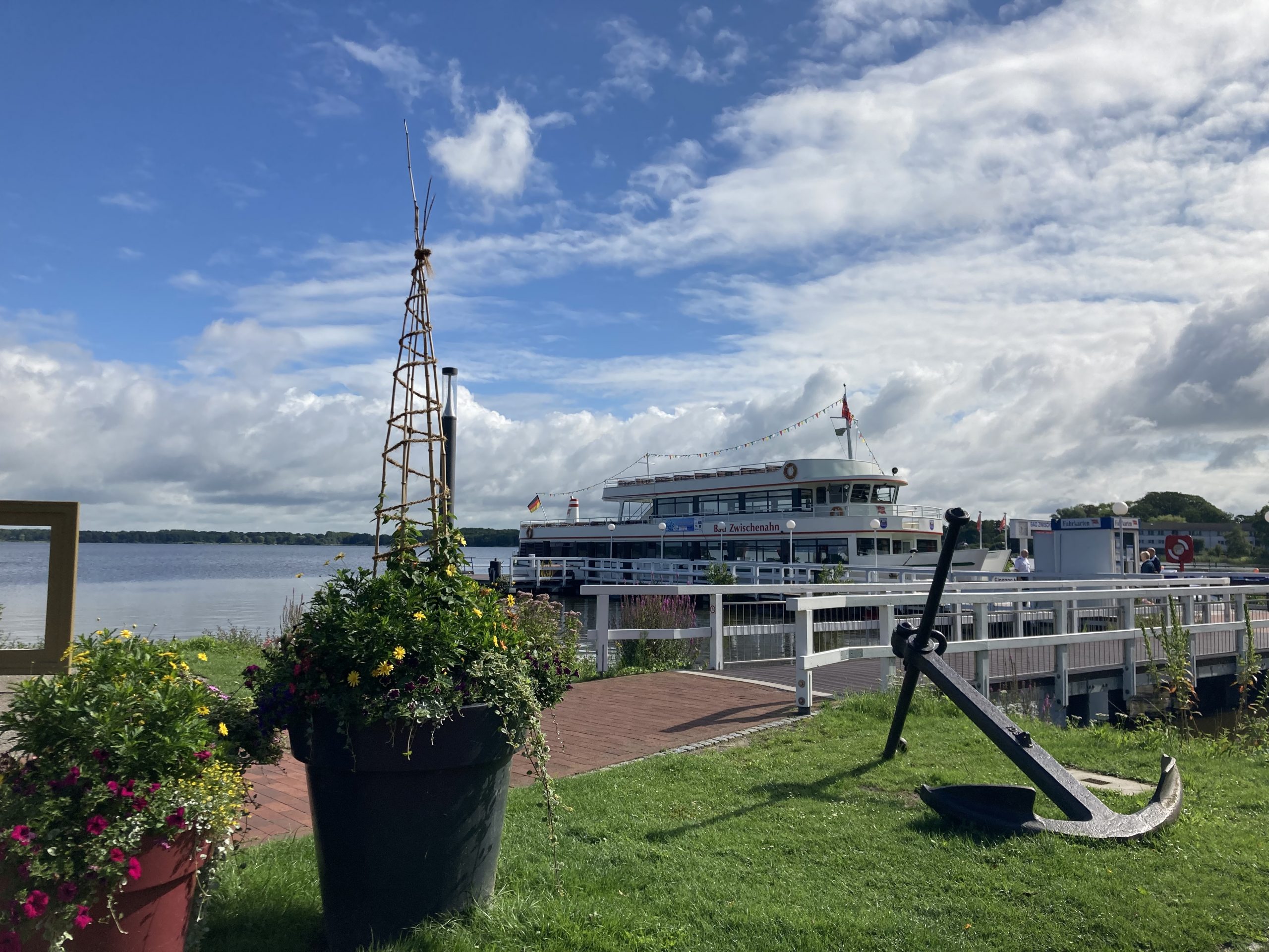 IMG_8857_Tagesausflüge Ein Anker im Vordergrund, ein Schiff am Anleger im Hintergrund