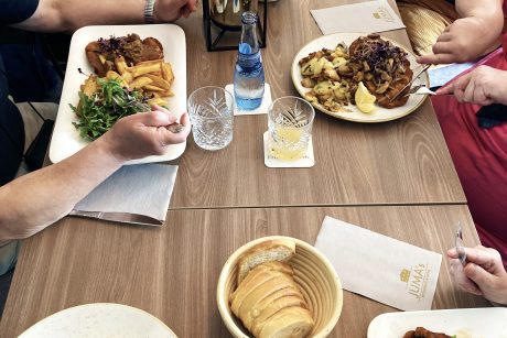 Volle Teller mit Essen auf einem Tisch