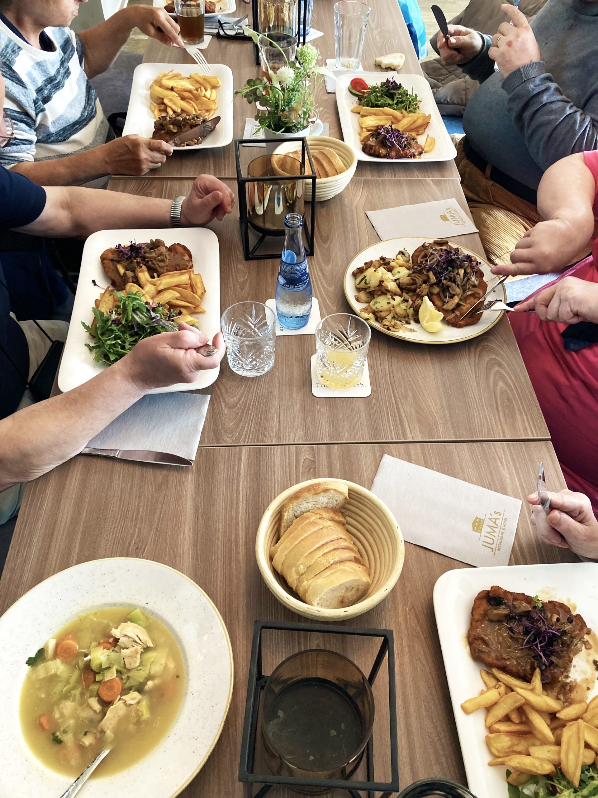 Volle Teller mit Essen auf einem Tisch