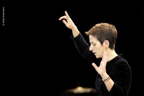 Eine Dirigentin in Aktion