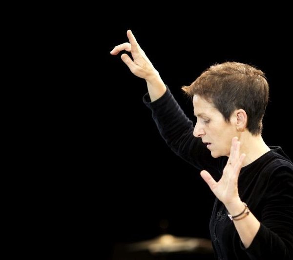 Eine Dirigentin in Aktion