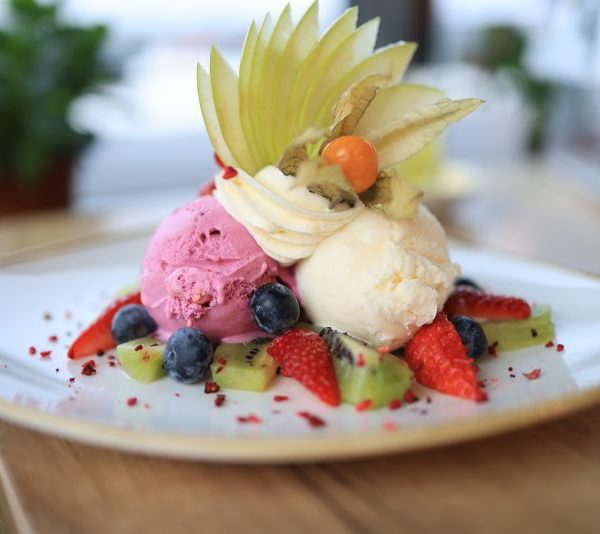 Ein Eis im Eiscafé, Teller mit Obst und Eis