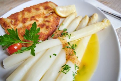 Weißer Spargel mit Schnitzel auf einem weißen Teller