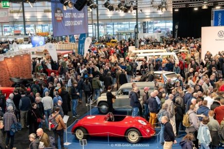 Eine Oldtimer-Messe mit vielen Besuchern