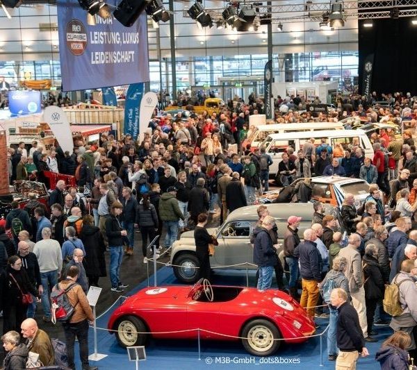 Eine Oldtimer-Messe mit vielen Besuchern