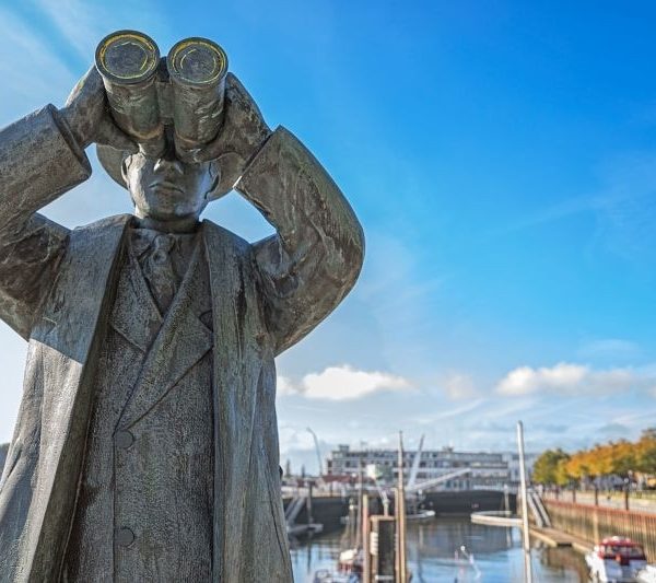 Statue eines Mannes, der durch ein Fernglas schaut am Vegesacker Hafen.