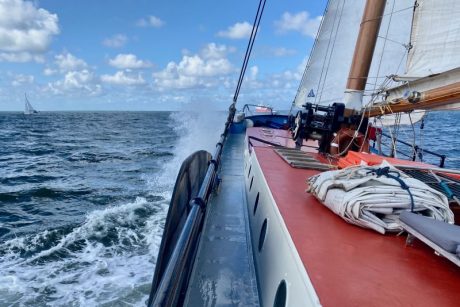 Deck eines Segelschiffs auf der Nordsee