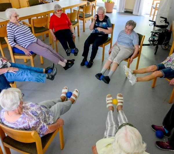 Eine Sitzgymnastikgruppe